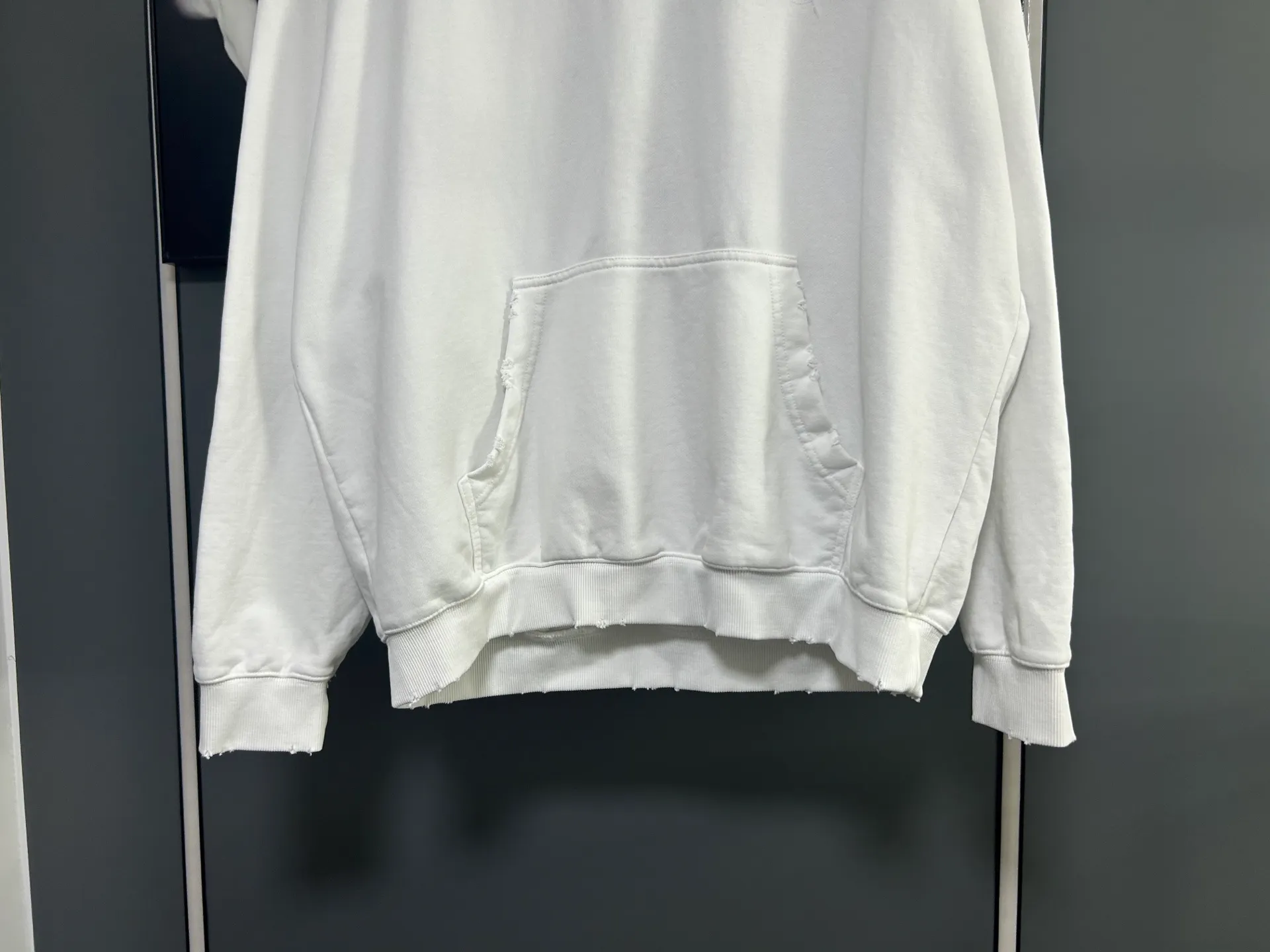 P310 𝗖𝗵𝗿𝗼𝗺𝗲 𝗛𝗲𝗮𝗿𝘁𝘀/Cro Heart 2025 Cross Patch Embroidery Summer New Original Single Counter American Acid Washed Distressed Laser Burnt Patch Embroidery Couple Casual Hooded Sweatshirt 👑The highest version! Customized fabric 440g tripe terry fabric! American acid-washed and distressed original fabric laser burnt ✟appliqué embroidery and exquisite embroidery of letters! The best-selling model at the counter. It is very comfortable to wear. It is low-key yet luxurious. It is very classy when worn. The large size and tailoring are needless to say. The upper body is exquisite and vivid. 👍High-end first-class materials. A truly palace-level product. The cotton from Turkey is of outstanding quality. After heavy washing, the clothes are very soft! Not picky, the upper body is absolutely stylish and extremely luxurious. Auxiliary materials: The original model has been authenticated and labeled ➕100% silk washed with water label. Genuine purchase-grade original hangtag➕matching hanging rope➕3D hanging beads➕original packaging bag. Craftsmanship: The original version has consistent wiring! The highest version of the armhole matching technique! Countless times of pattern making to 100% restore the original appearance! The correct version is the same for men and women, super eye-catching, super good-looking, and super atmospheric! Color: White Black Royal Blue Size, XS S M L